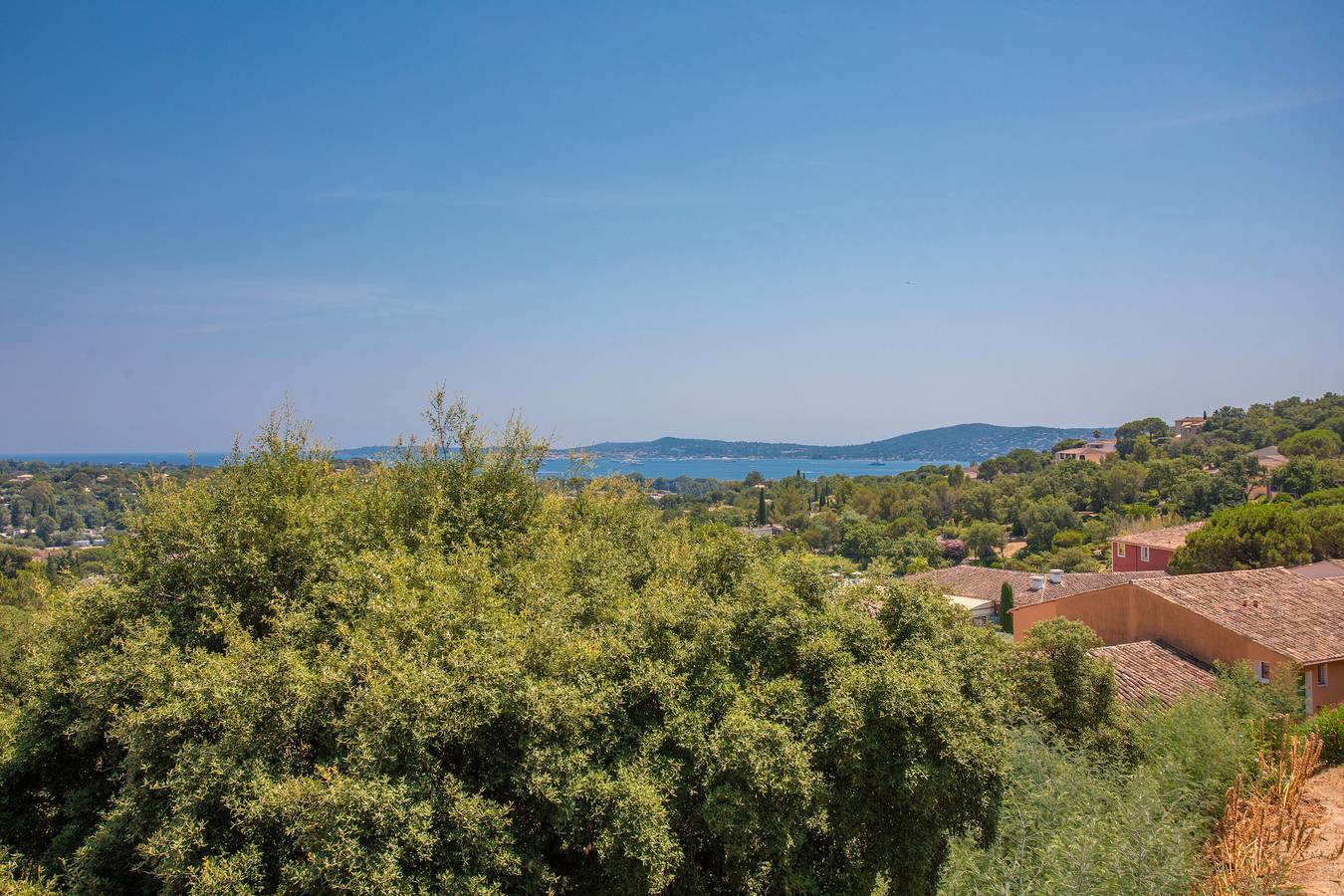 Appartement entier, Appartement 'Grimaud 4 Personnes Clim Vue Mer' avec vue sur mer, terrasse privée et climatisation in Grimaud, Région de Draguignan