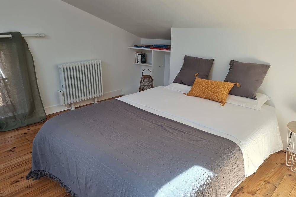 Quiet house 90 m² near river in Pons, Saintes region