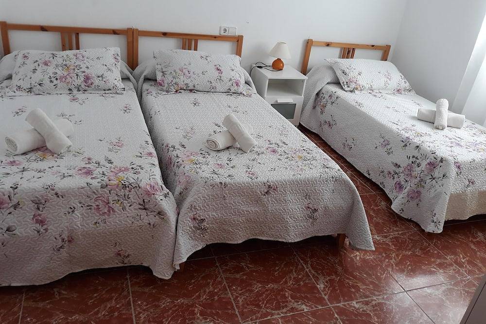 Casa en Calan Morell con jardín, piscina privada y Bbq a 500 m de la playa in Ciudadela, Menorca