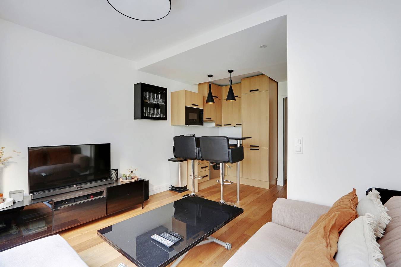 Entire apartment, Modern Brunel Classic 1 Bed Apt with Balcony in Paris in Paris, Ile de France