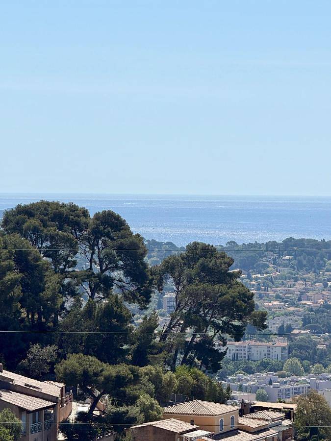 Ferienwohnung für 2 Personen, mit Garten und Ausblick in Toulon