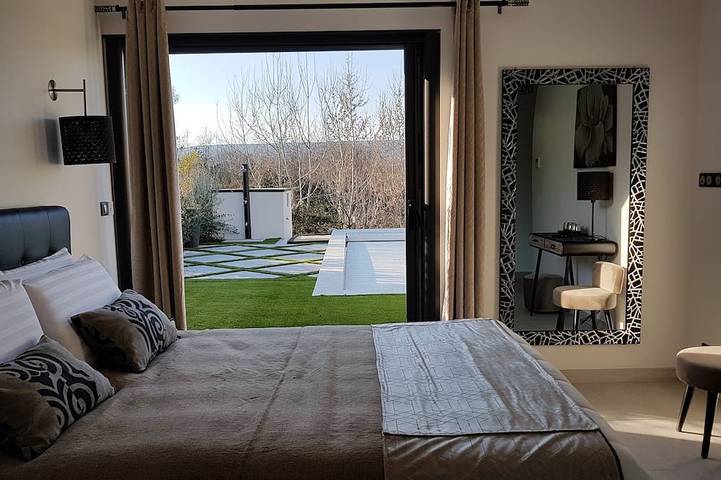 Location de vacances pour 8 personnes, avec terrasse et jardin à Saint-Julien-de-Peyrolas - 4