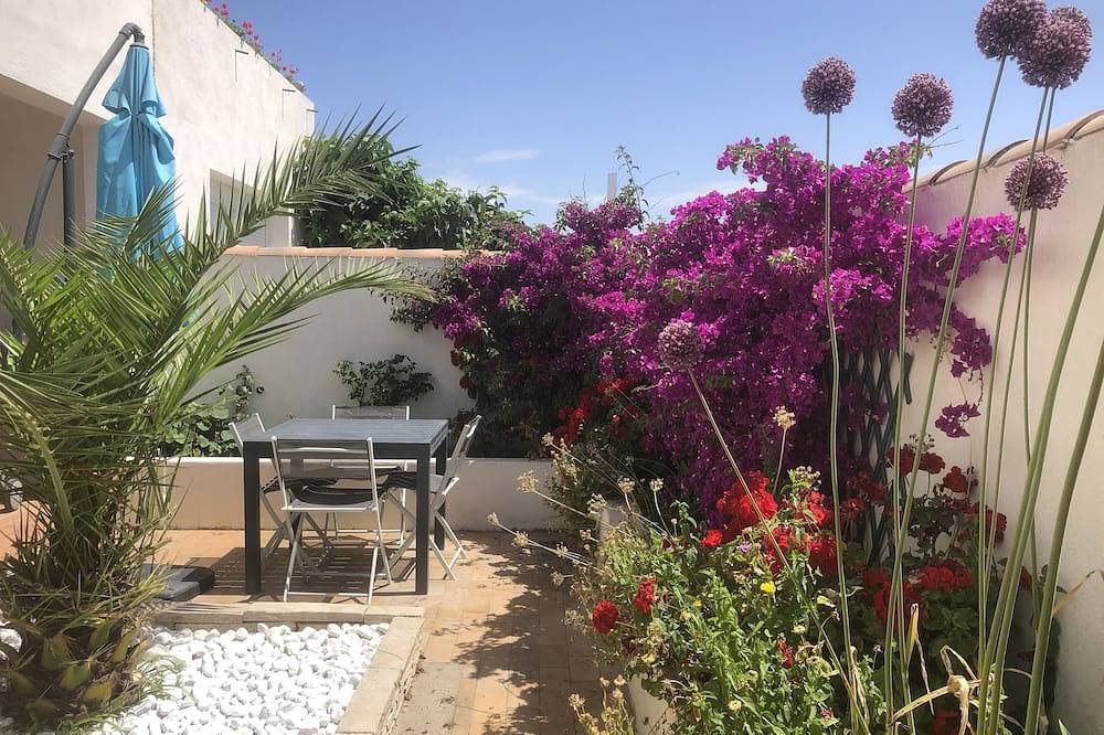 Appartamento intero, Comfortable apartment with courtyard close to the center and beach. in Saintes-Maries-de-la-Mer, Arles e dintorni
