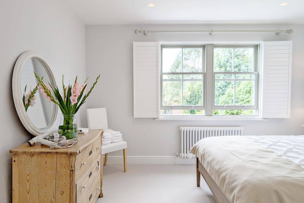 The Town House - sleeps 6 guests  in 3 bedrooms in Chichester, South-Downs