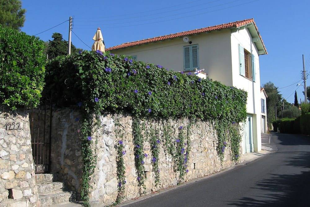 Côte d'Azur - Near Cannes, detached, charming holiday home with sea views in Mougins, Cannes region