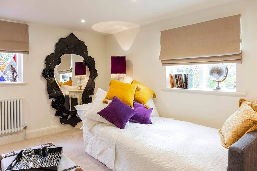 Nr Windsor- Unique Cottage Stay for upto 14 guests in Dorney, Buckinghamshire