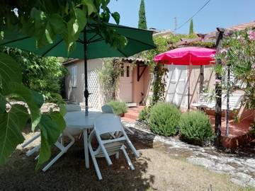 Gîte pour 5 personnes, avec vue et jardin à Flassan