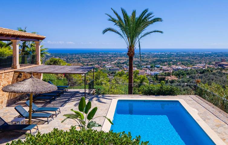 Seaside Escape with Terrace, Pool & Grill | Walk to City Center & Restaurants in s'Horta, Felanitx