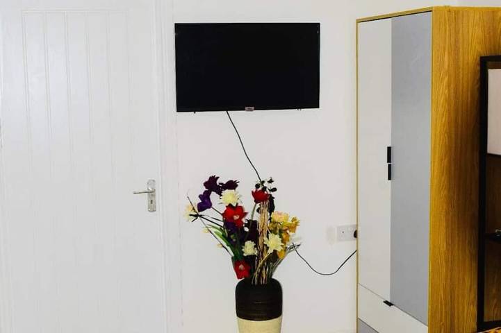 Stylish & Compact Central Mk 1-Bed Walk to Station | Business Ready Free Parking in Milton Keynes, Südostengland