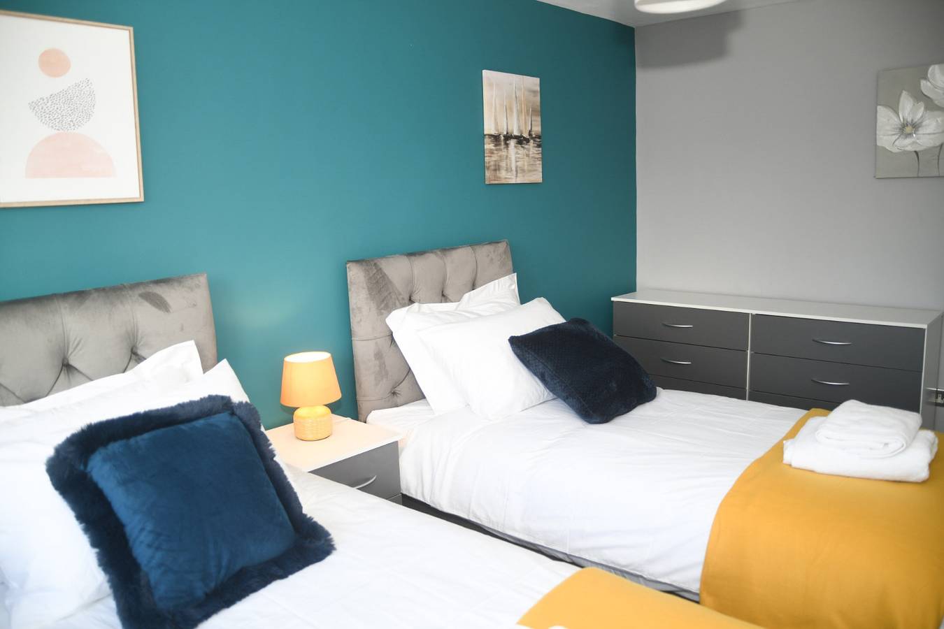 House Sleeps 8 with Garden and Parking in Walsall, Birmingham Area