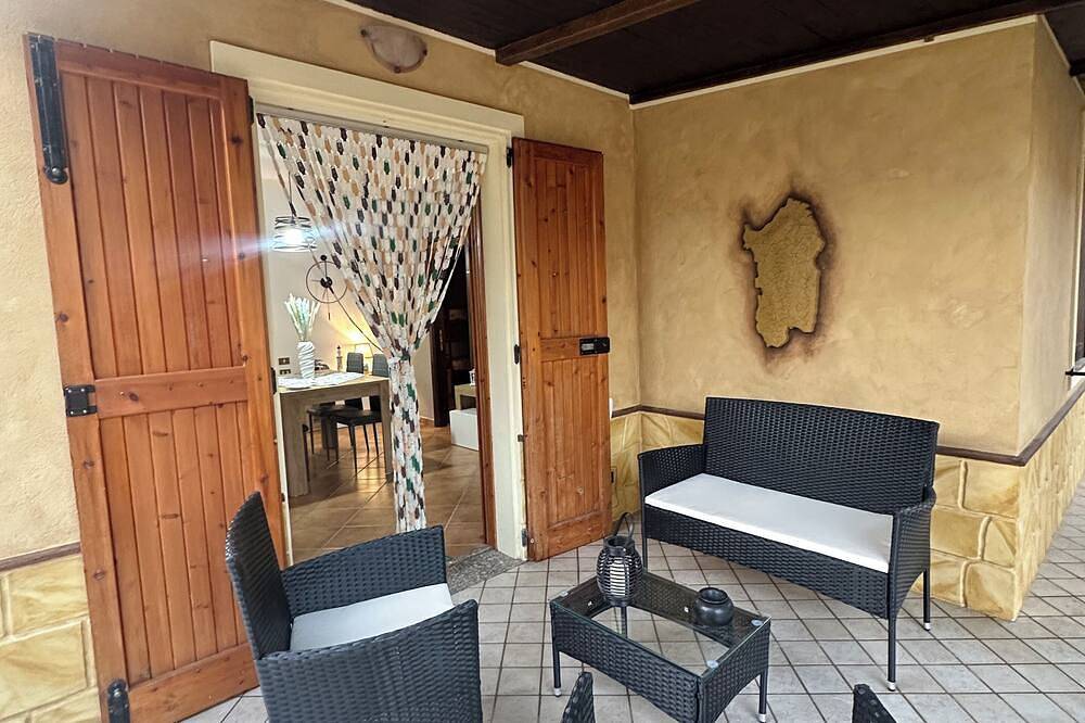 Detached cottage with garden and barbecue 1km from the beach of Solanas in Solanas, Comune di Sìnnia