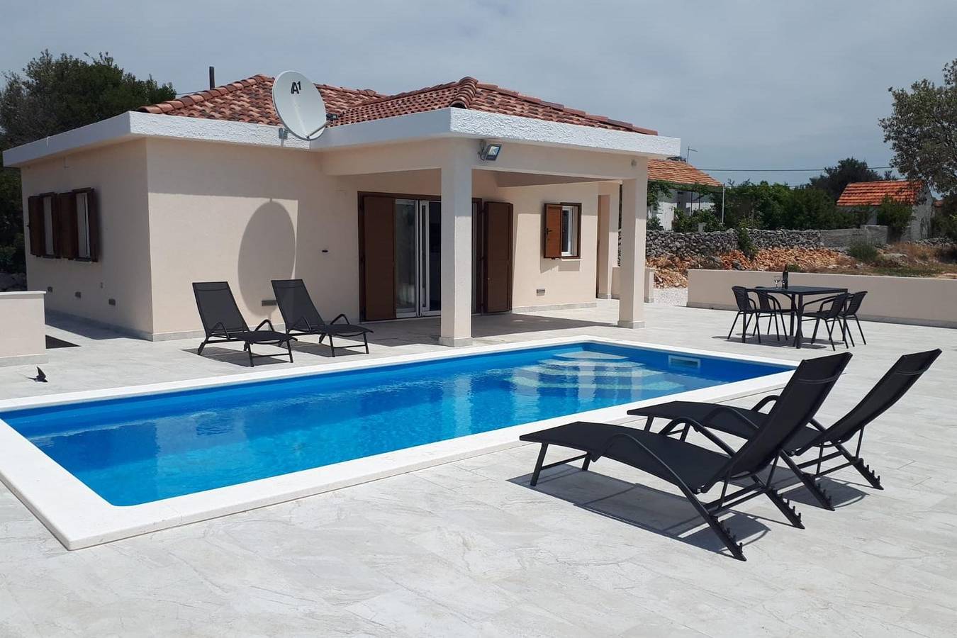Dvosobna kuća s terasom i pogledom na more Sevid, Trogir K-22950 in Sevid, Splitsko-dalmatinska županija