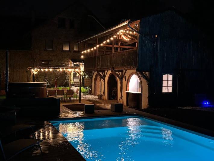 Cottage pour 12 personnes, avec piscine ainsi que jardin et jacuzzi, adapté aux familles à Furdenheim