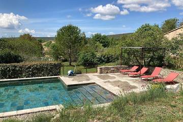 Gîte pour 4 personnes, avec piscine et jardin à Brue-Auriac