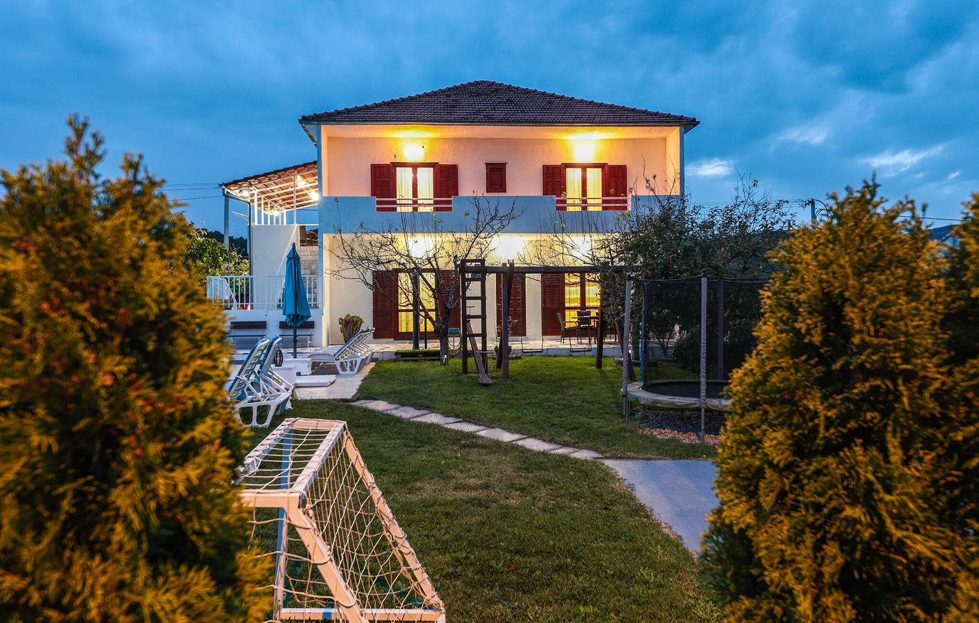 Ferienhaus für 10 Personen mit Terrasse in Dalmatinisches Zagora