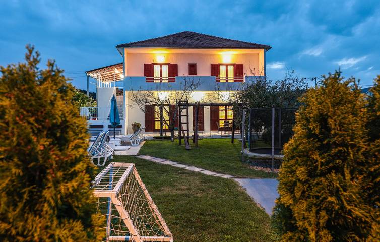 Reizende 188 m² große Wohnung mit Pool, Terrasse und WLAN in Dalmatinisches Zagora
