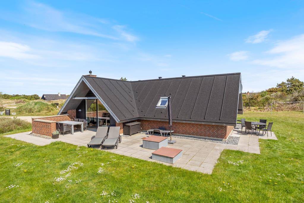 Beautifully and tastefully renovated holiday home in Klegod in Ringkøbing, Holmsland Klit
