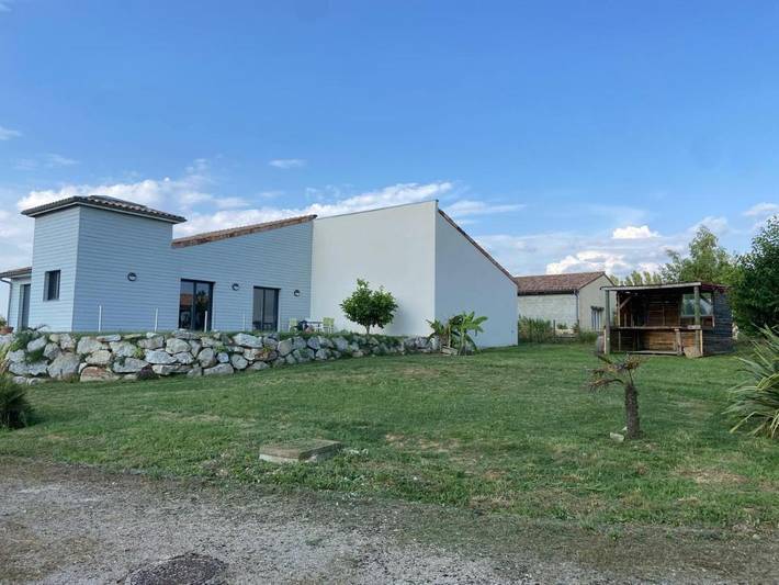 Location de vacances pour 10 personnes, avec Terrasse et Jardin ainsi que Piscine et Vue à Montmeyran