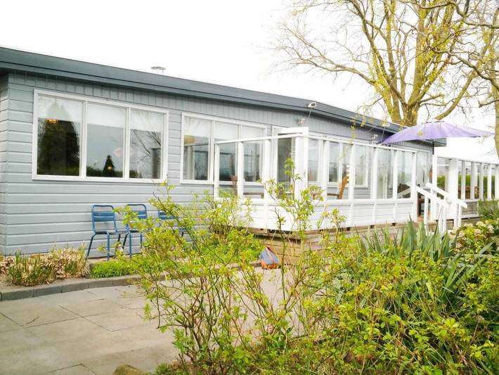Ferienhaus für 3 Personen, mit Terrasse und Garten sowie Sauna und Seeblick
