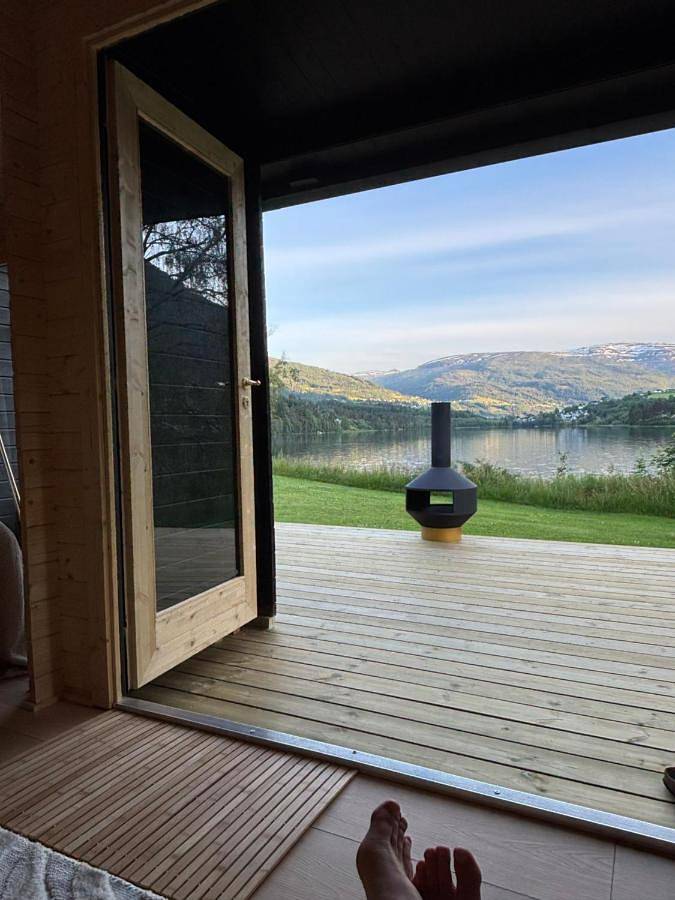 Camping for 2 personer, utsikt og terrasse i tillegg til hage og innsjøutsikt i Vestland