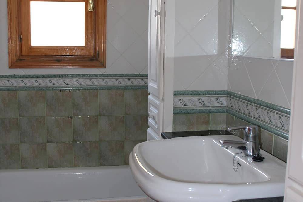 Villa met privézwembad goed gelegen in Cala Blanca, Ciutadella