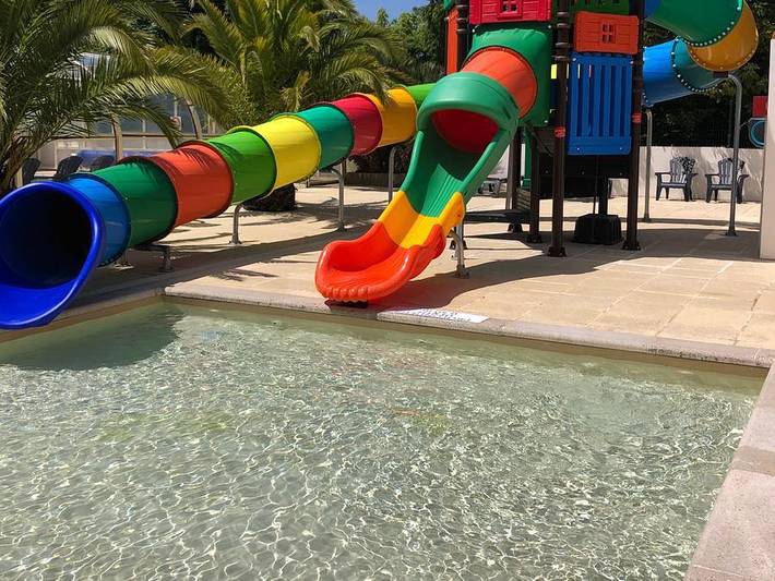 Camping pour 4 personnes, avec bassin pour enfant et piscine