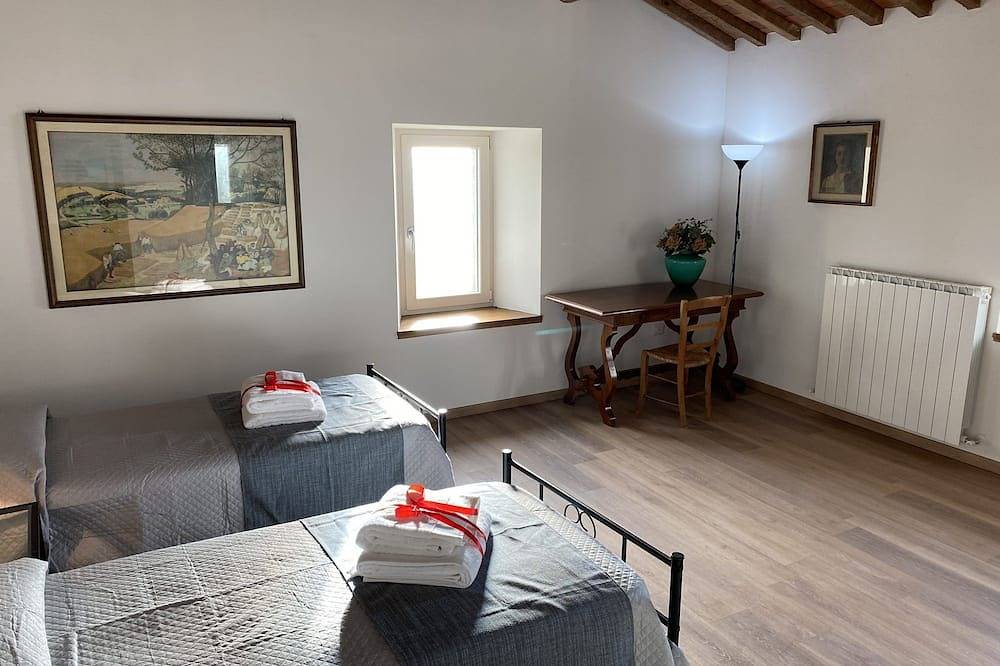 Peaceful farmhouse with private pool, amazing mountain views, Boules , Wifi in Castiglione di Garfagnana, Garfagnana