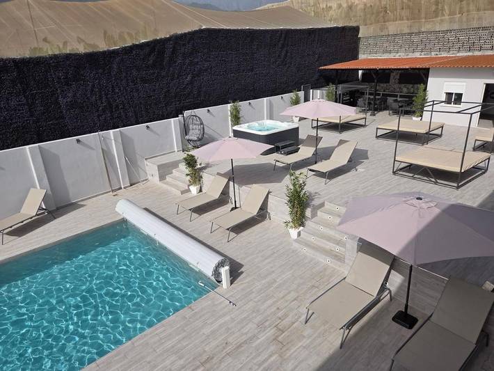 Appartement de vacances pour 3 personnes, avec piscine ainsi que terrasse et jacuzzi