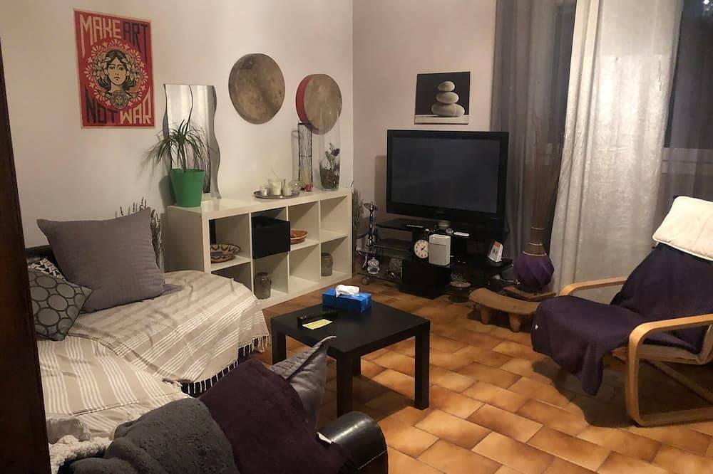 Entire apartment, F3 quiet garden with village view in Gilette, Nice region