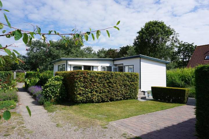 Chalet voor 4 personen, with Terras and Zwembad as well as Sauna in Cadzand