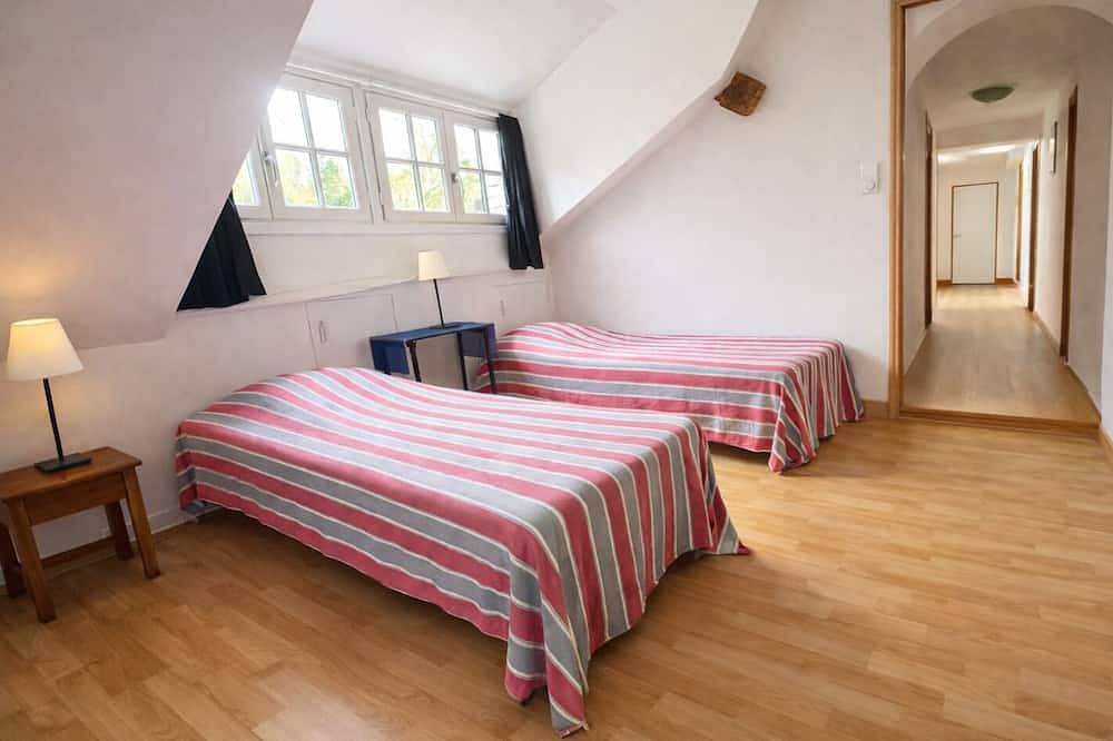 Entire apartment, Le Haut Perché, charming gîte in the castle of Saint Gervais in Saint-Gervais-la-Forêt, Blois region