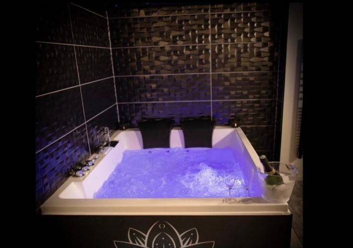 Location de vacances pour 2 personnes, avec sauna ainsi que terrasse et jacuzzi à Roquecor - 2