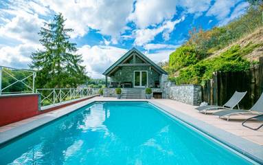 Gîte pour 12 personnes, avec terrasse ainsi que vue et piscine à Maredsous
