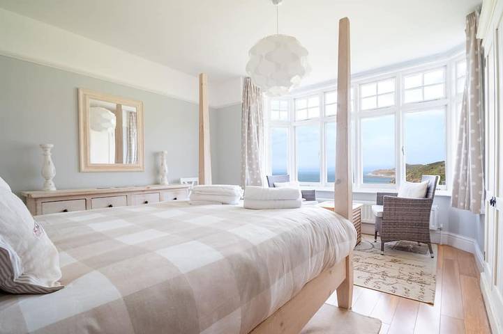 Luxury beach-front House with fantastic sea views in Woolacombe with parking in Woolacombe, Devon