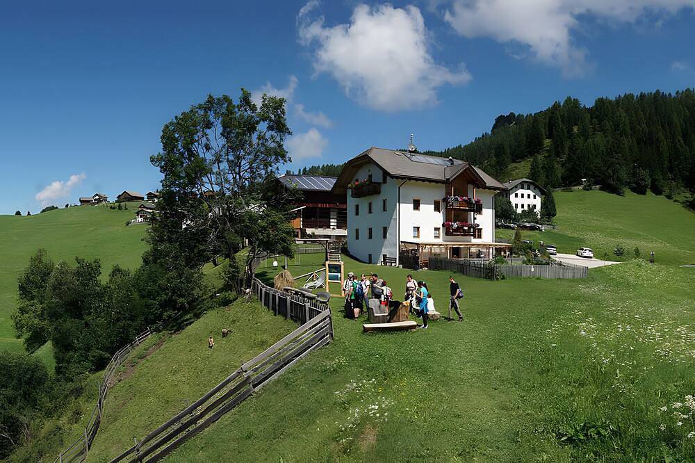 Entire apartment, Apartment 'Pütia' with Mountain View, Shared Terrace and Wi-Fi in La Val, Dolomiti Superski