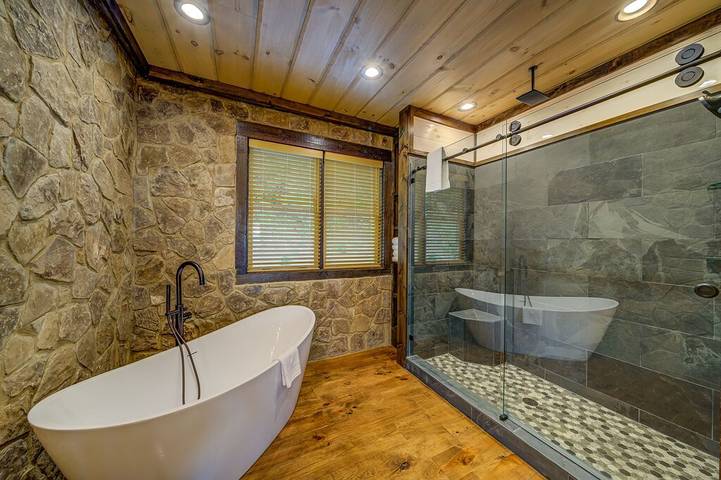 Glamping for 12 people, with balcony and yard as well as hot tub in Georgia