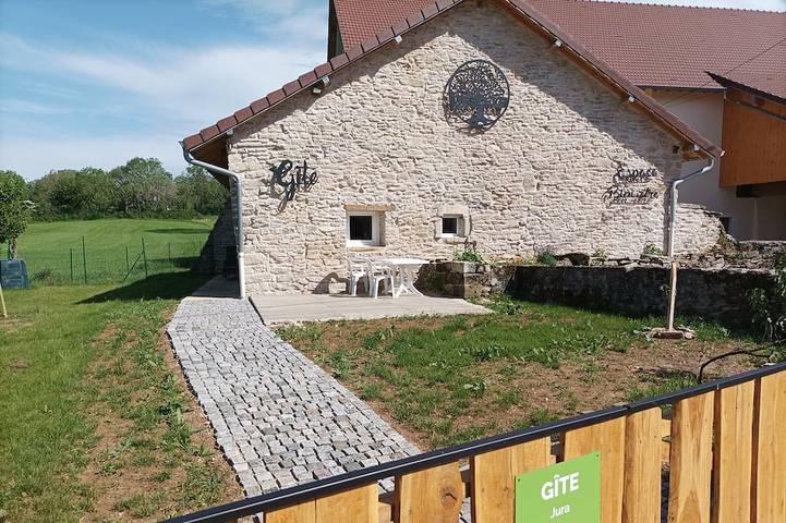Gîte pour 2 personnes, avec terrasse et jardin à Fay-en-Montagne