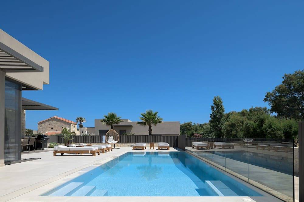 Athina Luxury Villa, with Pool & Walk to the Beach in Tavronitis, Chania und Umgebung