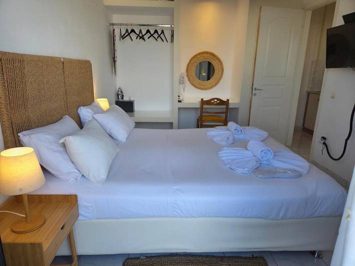 Location de vacances pour 4 personnes, avec jacuzzi ainsi que jardin et piscine, adapté aux familles dans Égine - 3