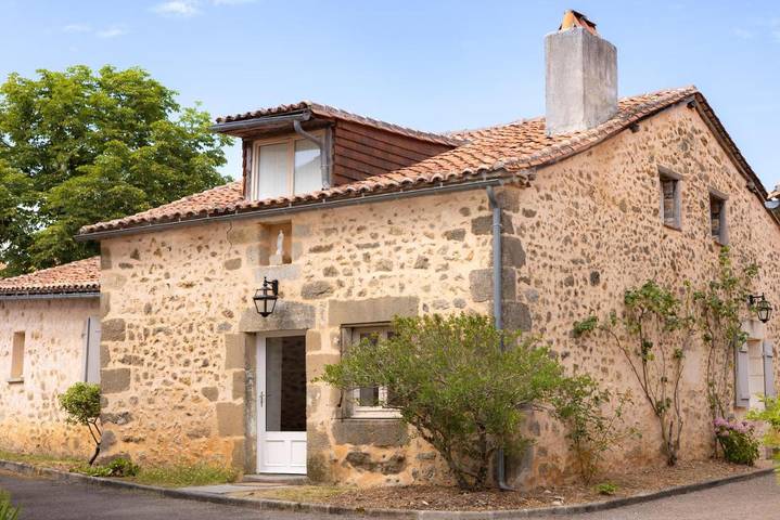 Location de vacances pour 8 personnes, avec Jacuzzi et Terrasse ainsi que Jardin et Piscine à Saint-Martial-de-Valette