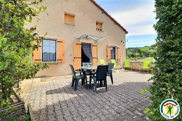 Gîte for 3 people, with terrace and view as well as garden - 1