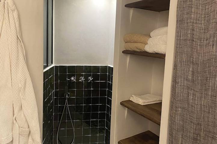 Le Petit Château is a village house in the charming village of Goult. in Goult, Parque natural regional del Luberon