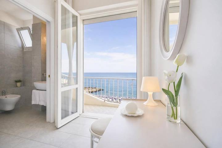 Hotel, mit Balkon und Terrasse sowie Garten und Kinderpool