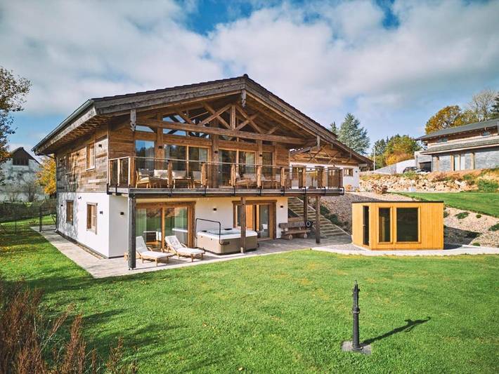 Ferienhaus für 12 Personen, mit Whirlpool und Garten sowie Sauna, kinderfreundlich