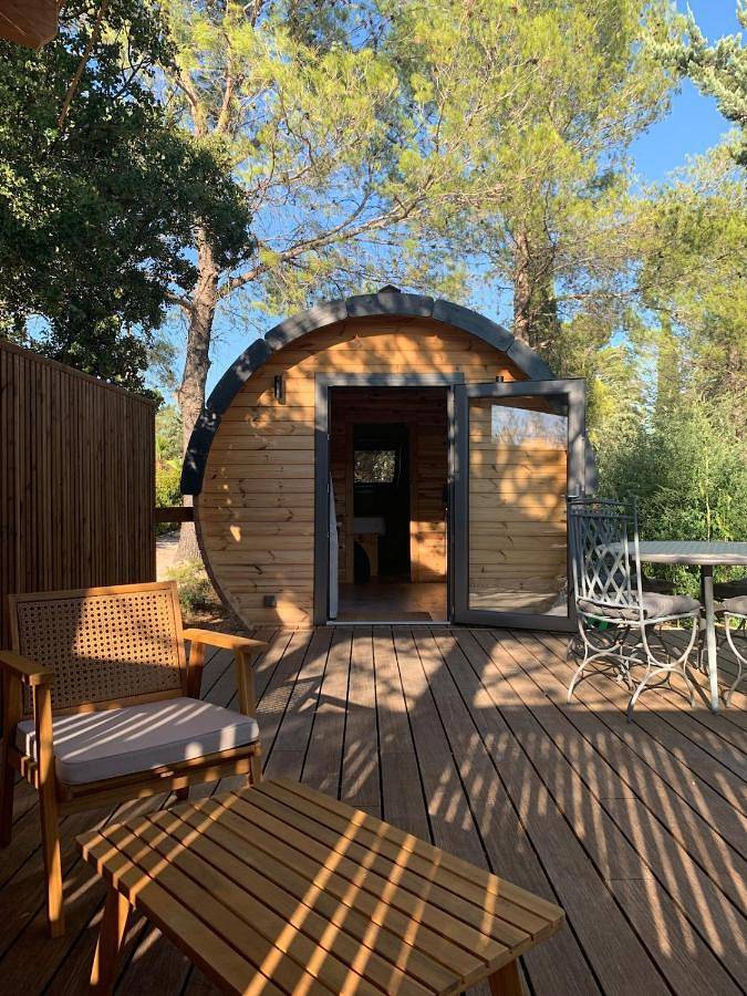 Gîte pour 2 personnes, avec jardin et terrasse ainsi que vue et piscine dans Le Triadou