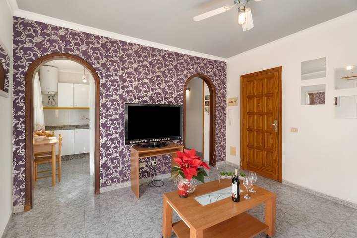 Apartamento entero, Apartamento vacacional 'Carmenza' con vistas al mar, balcón y Wi-Fi in Los Cristianos, Arona 