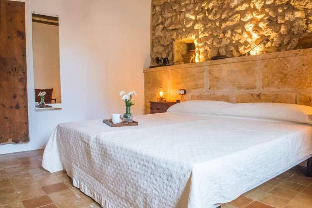 Typical country property with Yacuzzi pool and large outdoor area in Porreres, South Majorca