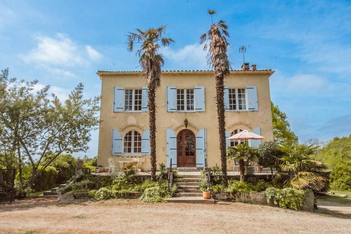 Location de vacances pour 10 personnes, avec Terrasse et Jardin ainsi que Piscine et Vue à Mauvezin-sur-Gupie