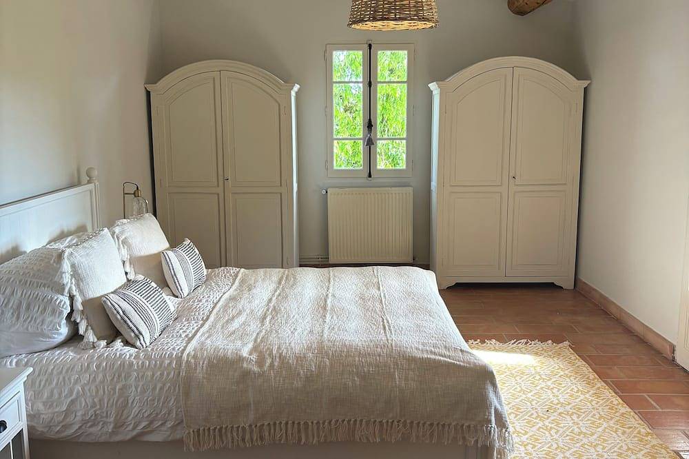 A stunning family home, 5 minutes from Uzes and 30 minutes from Avignon. in Saint-Quentin-la-Poterie, Nimes region