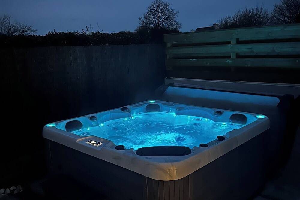 Maison Ker-ria Avec Spa in Locoal-Mendon, Côte des Mégalithes